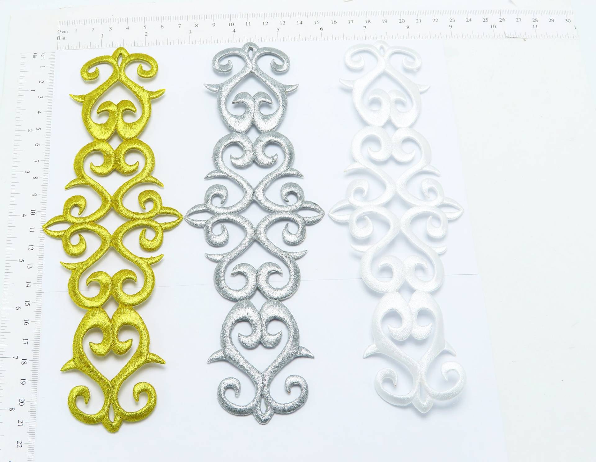 Großer Aufnäher - Gestickte Schriftrolle Metallisch von PatchworkPandaTrims