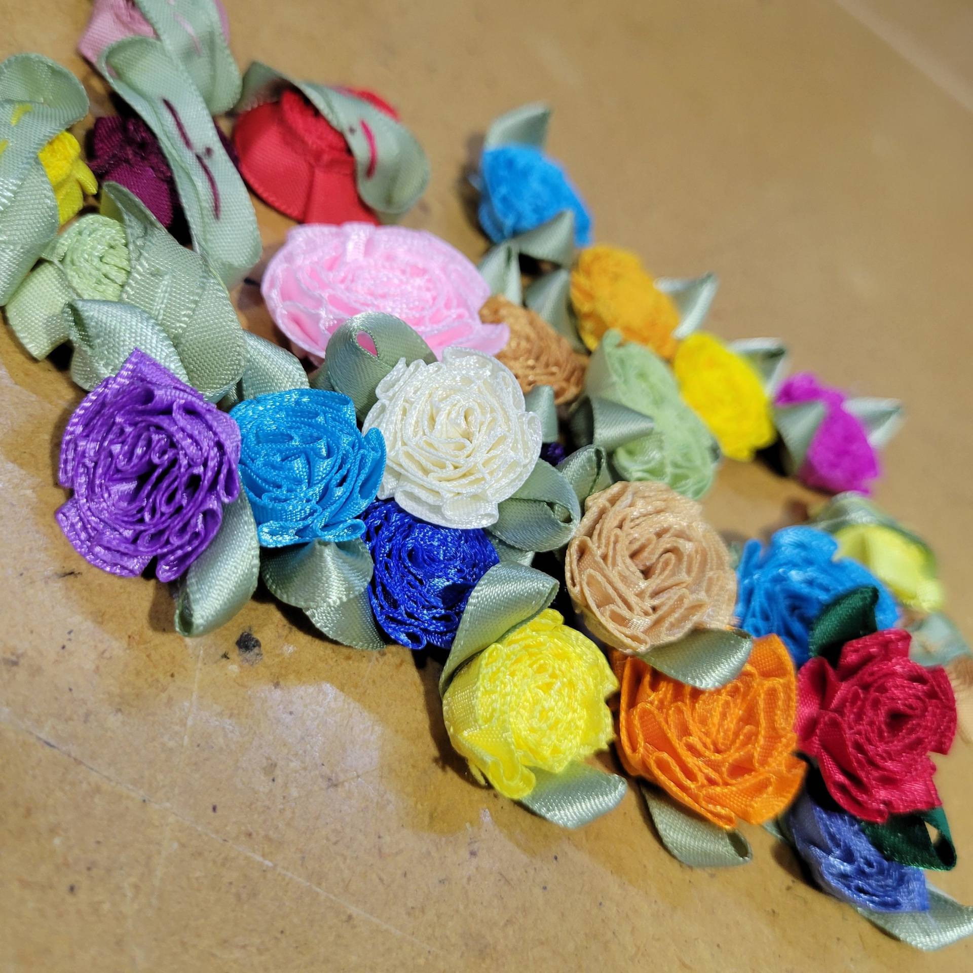 Handgefertigtes Satinband Cabbage Roses Mit Salbeiblatt - 3 cm | 25 Oder 100 Stück Handgefertigtes Satinband Cabbage Roses Mit Salbeiblatt - 3 cm | 25 Oder 100 Stück von PatchworkPandaTrims