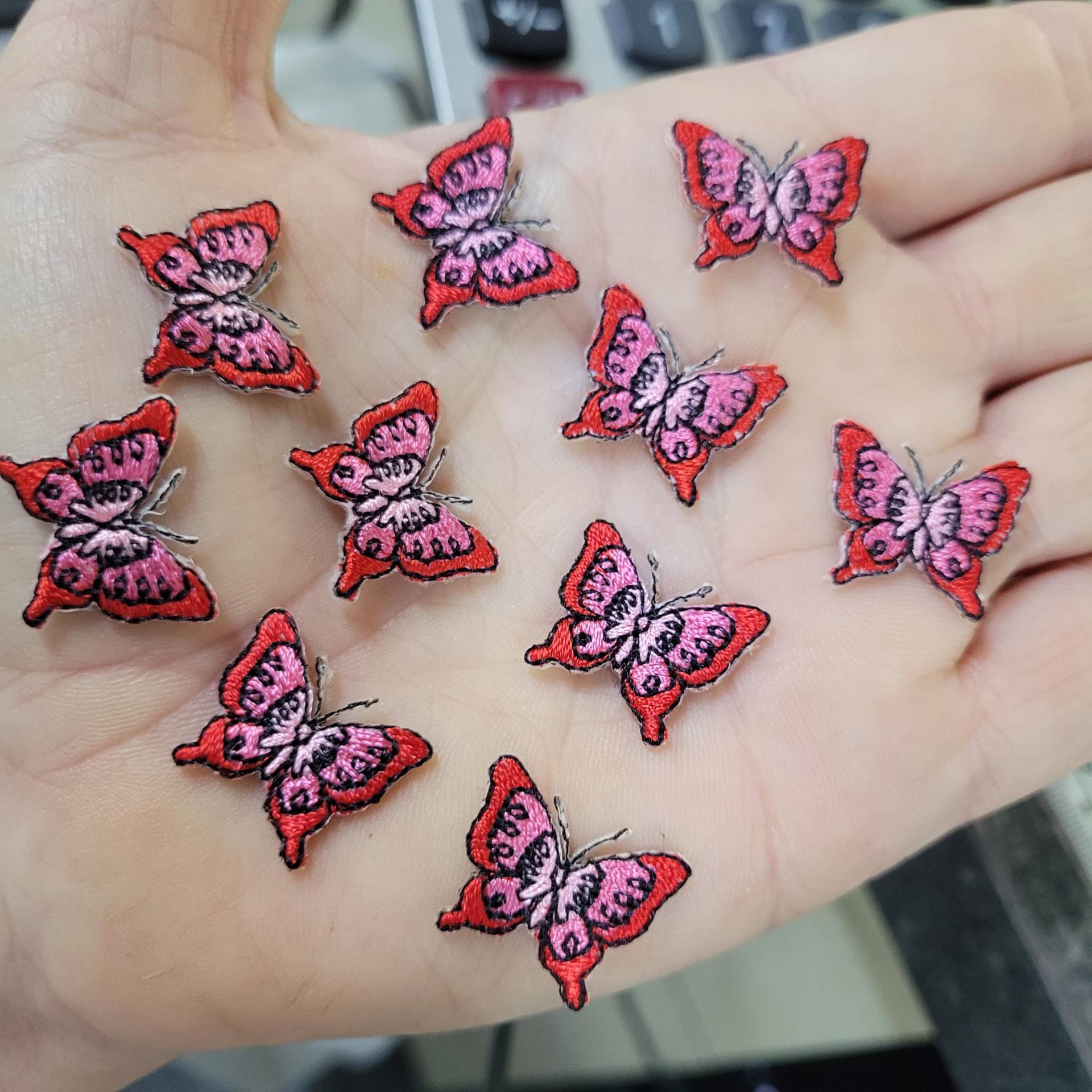 Mini Schmetterling Aufnäher - Rot & Pink Gestickte Applikation | 10 Stück von PatchworkPandaTrims