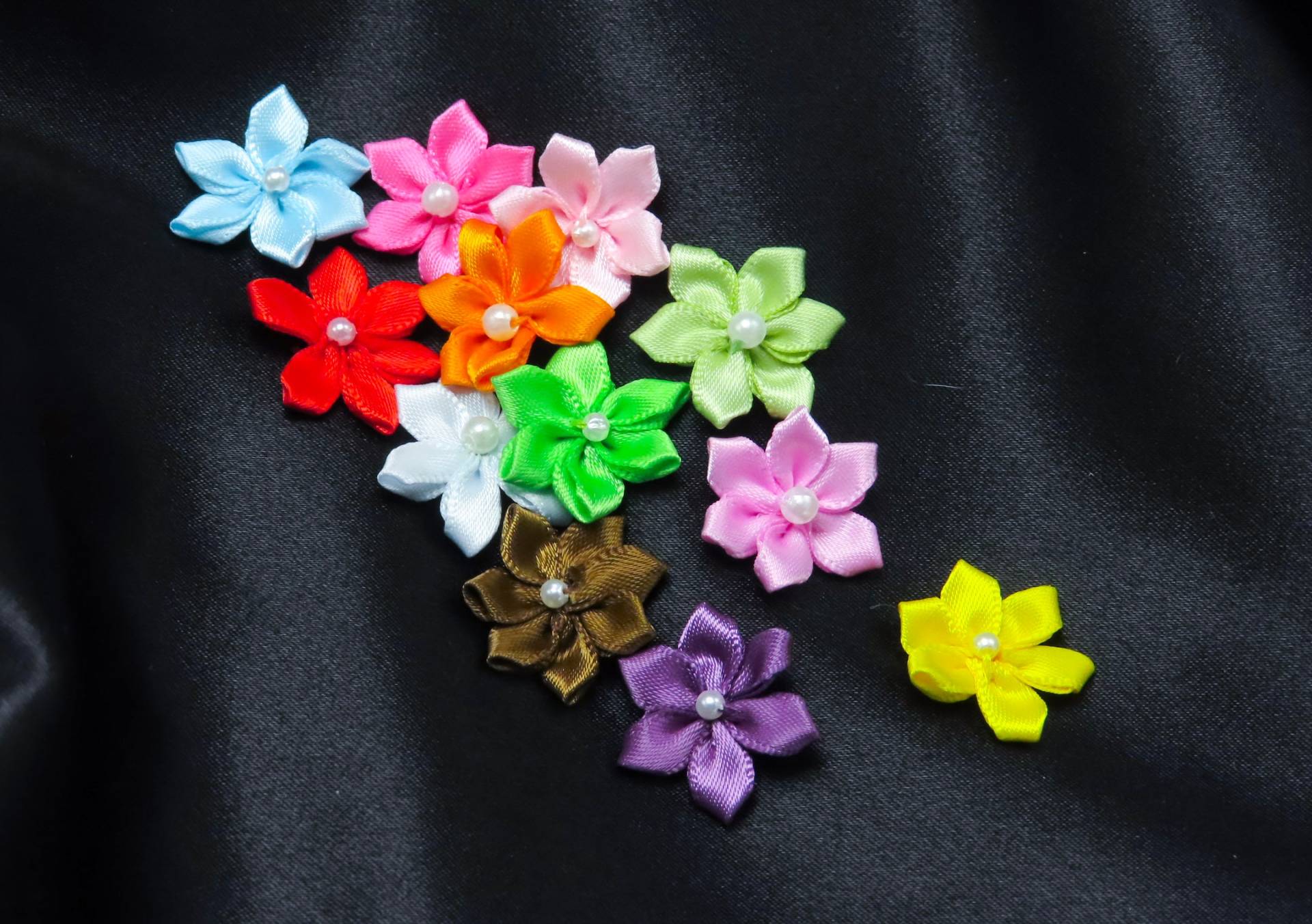 Perlen-Satinband-Blumen 3/4 "(19 Mm 10Er Pack Oder 40Er - Viele Farben Perlen-Satinband-Blumen 3/4 "(19 Mm 10Er Pack Oder 40Er - Viele Farben von PatchworkPandaTrims