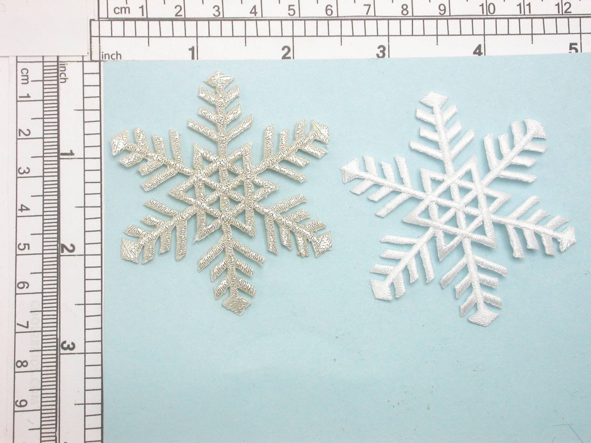 Schneeflocke Aufnäher Applikation Bestickt - Silber Oder Weiß 2 1/2" von PatchworkPandaTrims