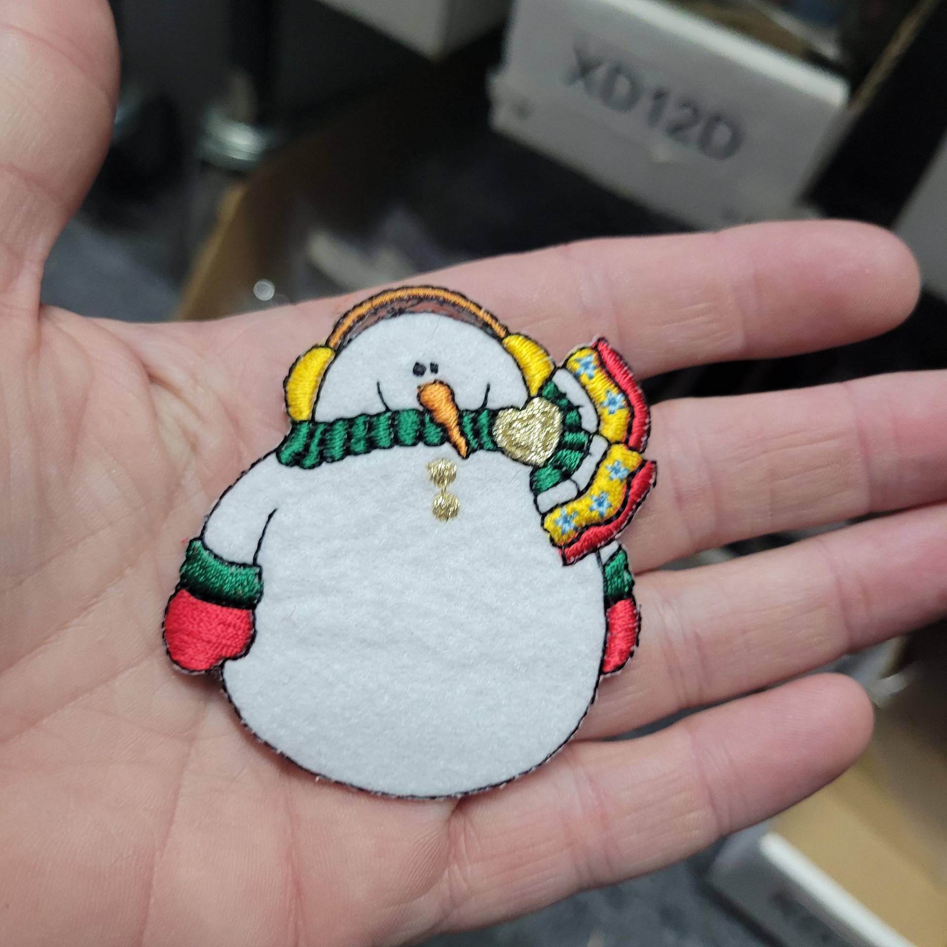 Schneemann Mit Ohrenwärmer Aufnäher | 5, 5 X 5 cm von PatchworkPandaTrims