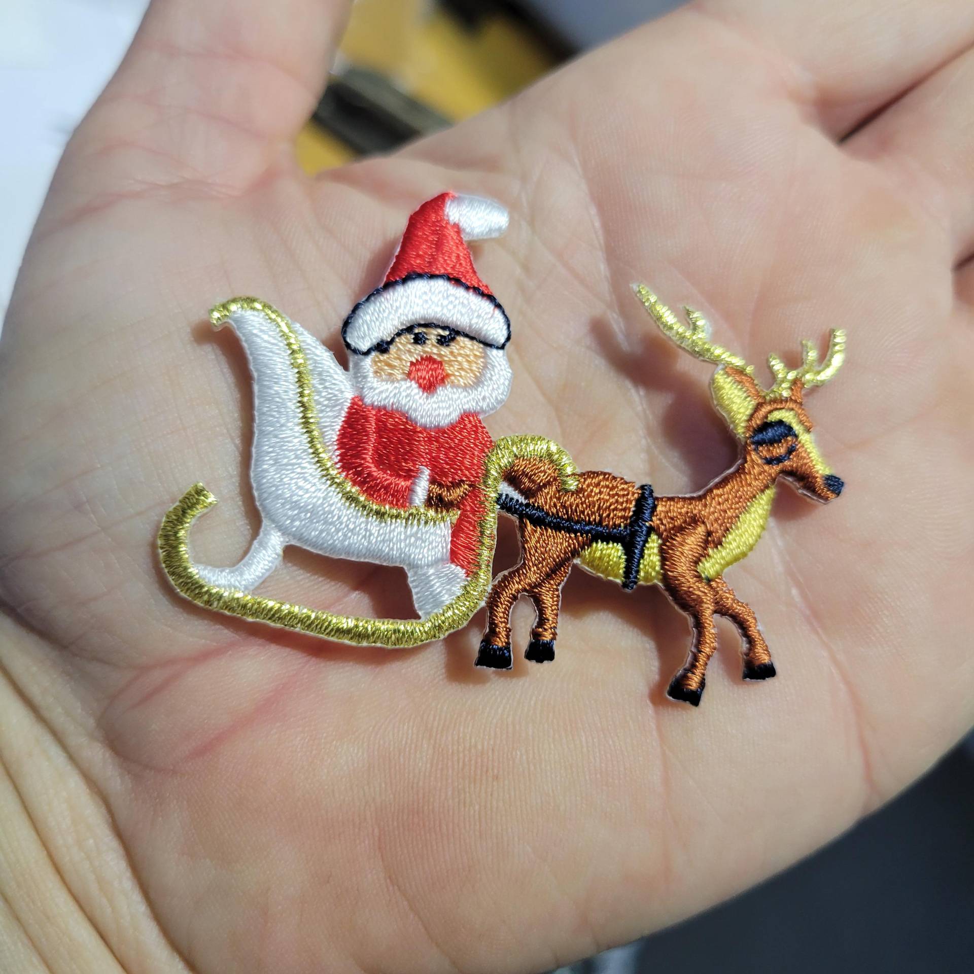 Weihnachtsmann Mit Schlitten Gesticktes Aufbügler, Metallic Goldfaden von PatchworkPandaTrims