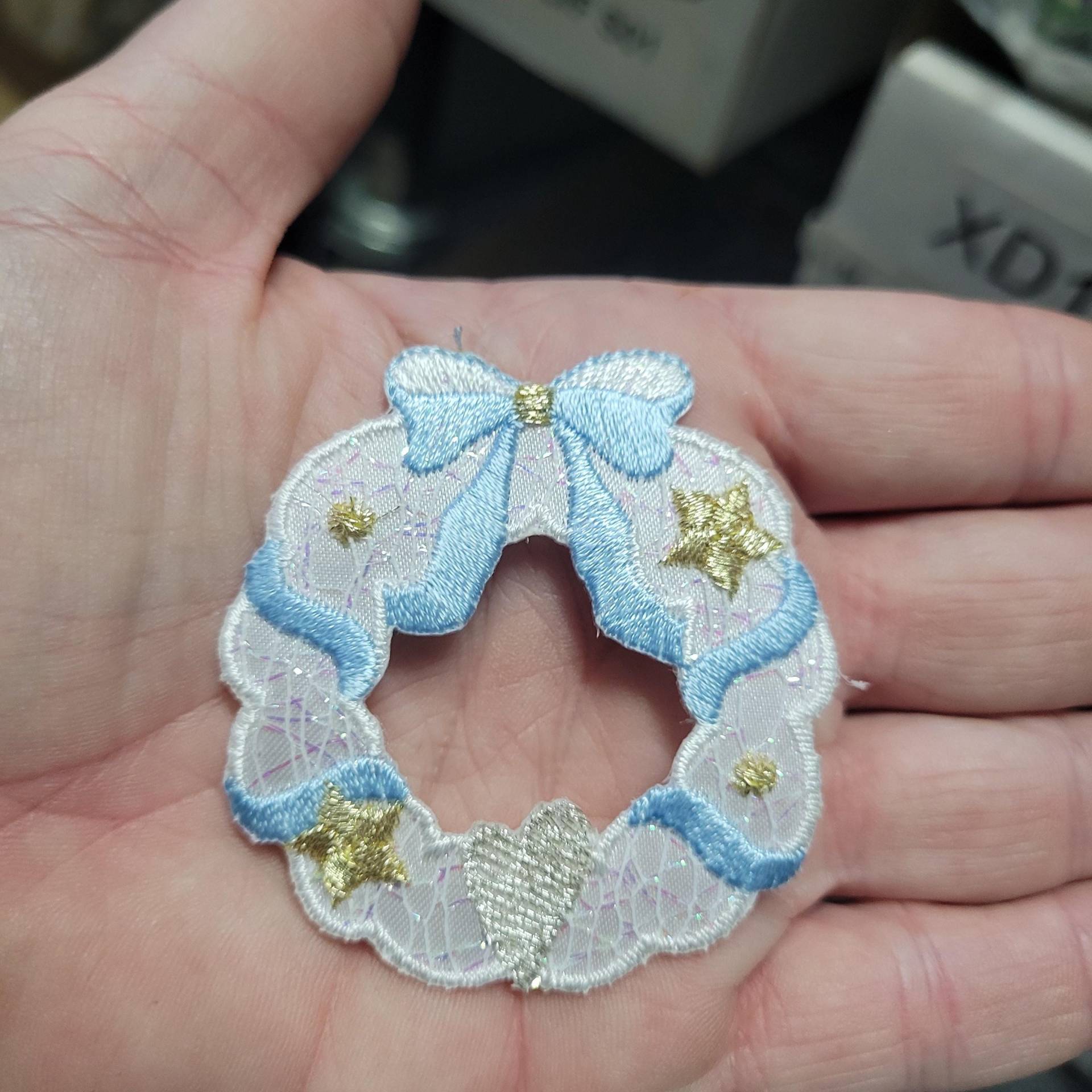 Weißer Girlandenkranz Aufbügler, Opaleszierendes Funkeln von PatchworkPandaTrims