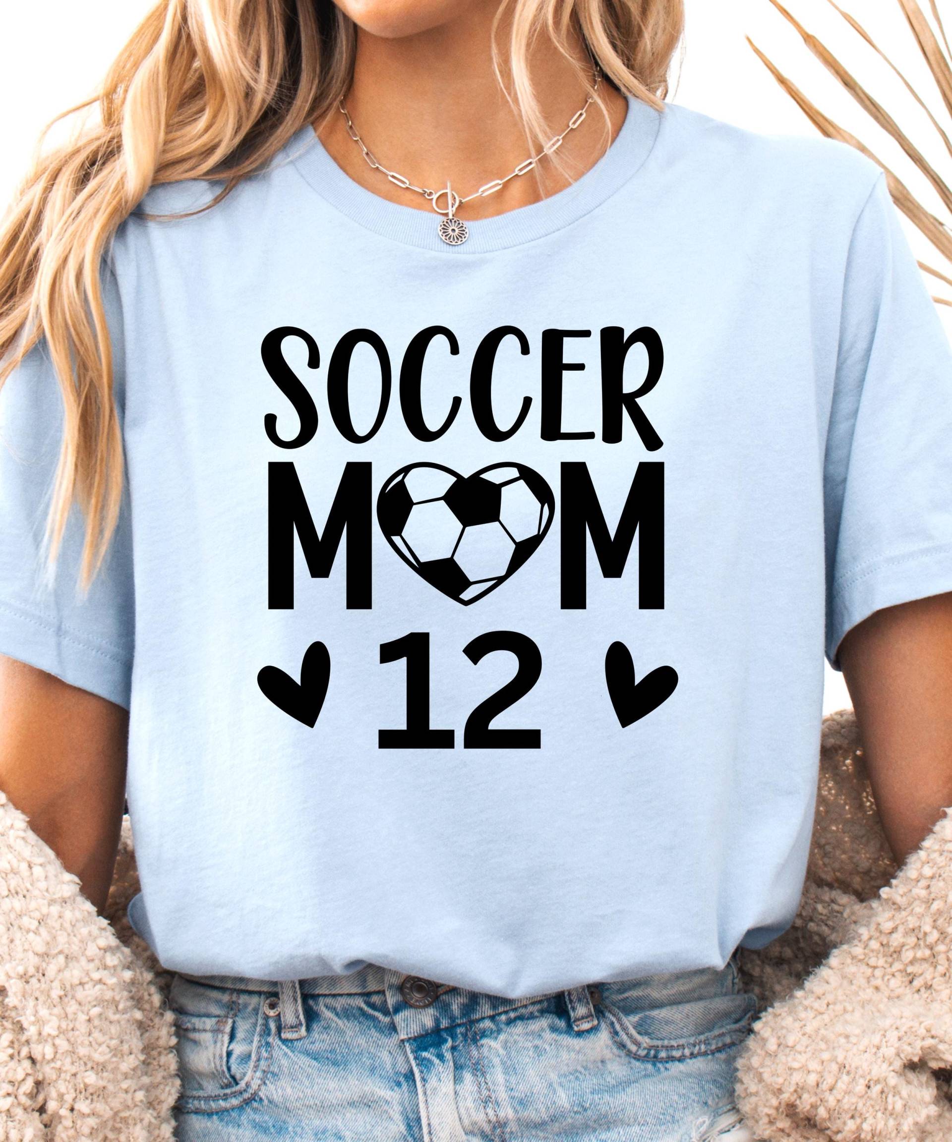 Personalisiertes Fußball Mom Shirt - Geschenk Für Mama Outfit Personalisiertes Fußball Mom Shirt - Geschenk Für Mama Outfit von PatelleDesign