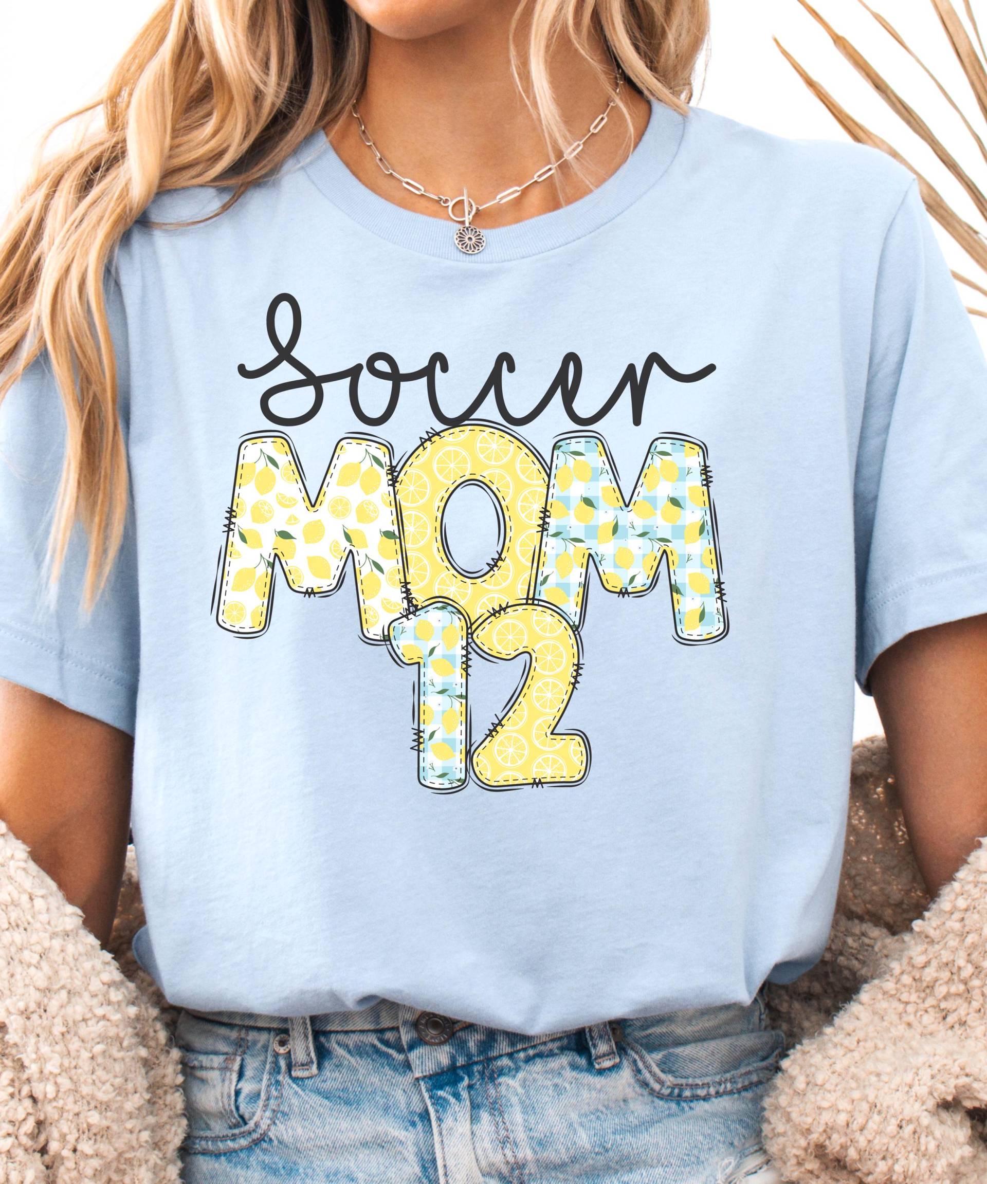 Personalisiertes Fußball Mom Shirt - Geschenk Für Mama Outfit Personalisiertes Fußball Mom Shirt - Geschenk Für Mama Outfit von PatelleDesign