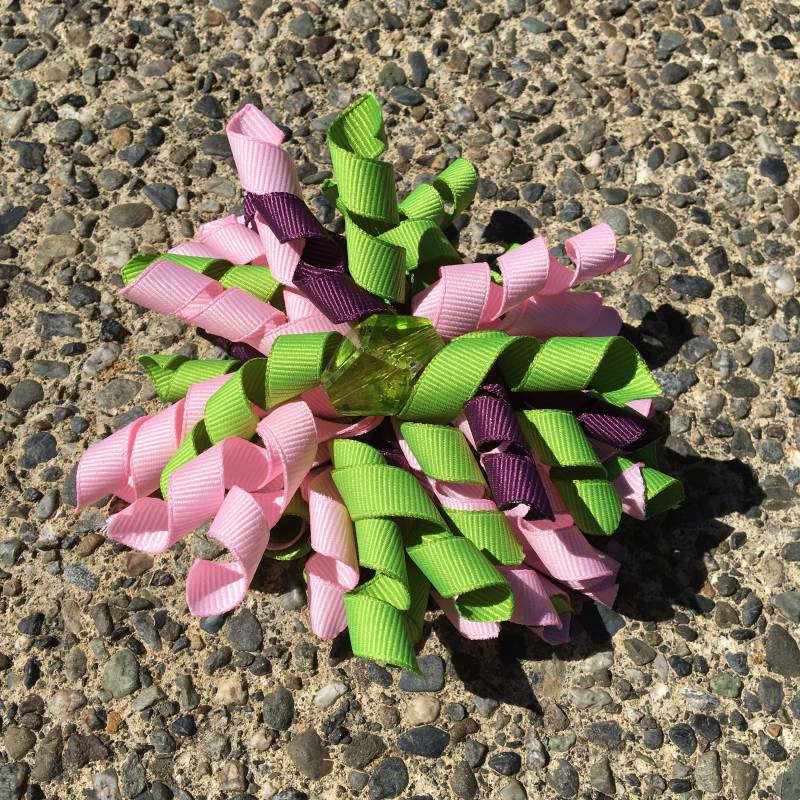 Haarspange Schleife - Grün, Rosa Und Bordeaux Band Korker/Corker Mit Großen Grünen Perle von PathfinderGifts