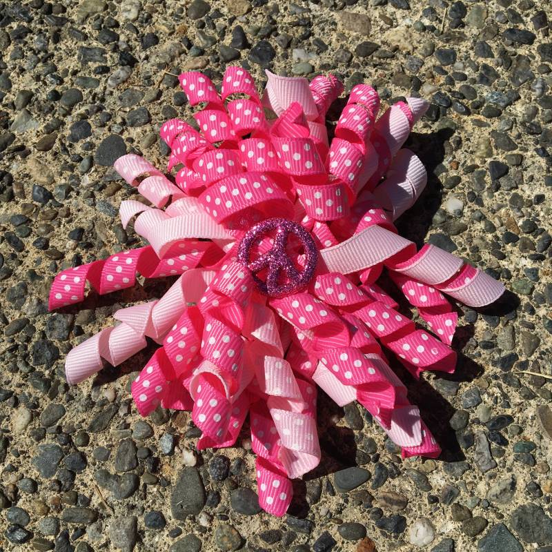 Haarspange Schleife - Heiße Rosa Und Pink Ribbon Korker/Corker Mit Peace-Zeichen-Charme von PathfinderGifts