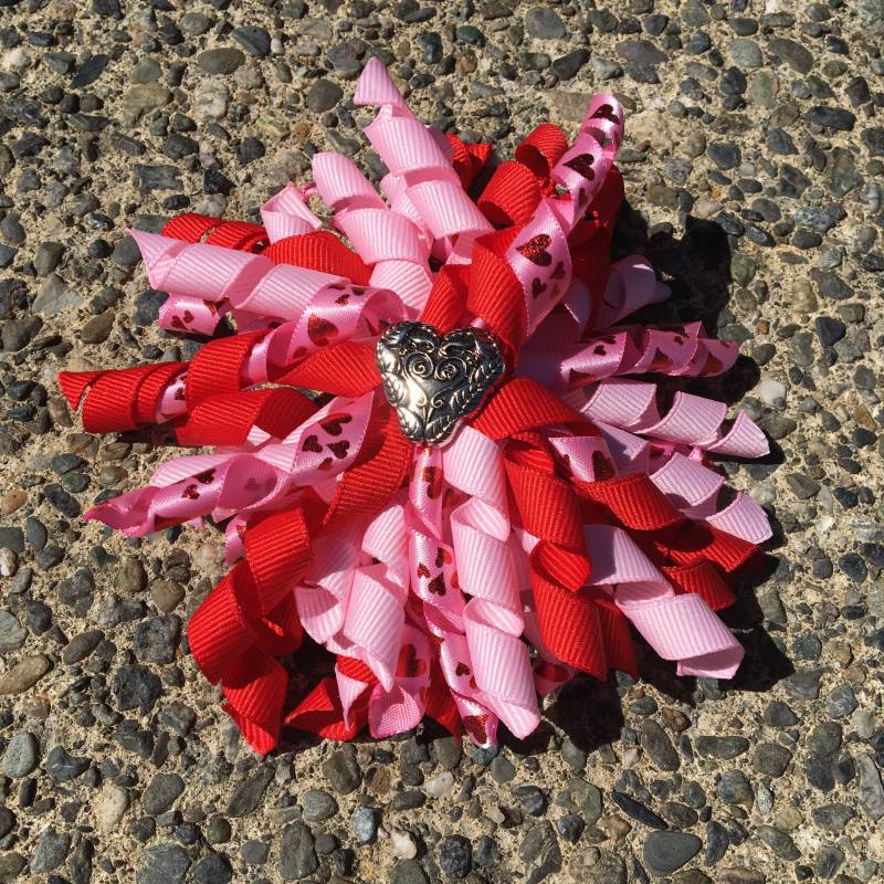 Haarspange Schleife - Rosa Und Roten Valentines Liebe Band Korker/Corker Mit Herzförmigen Charme von PathfinderGifts