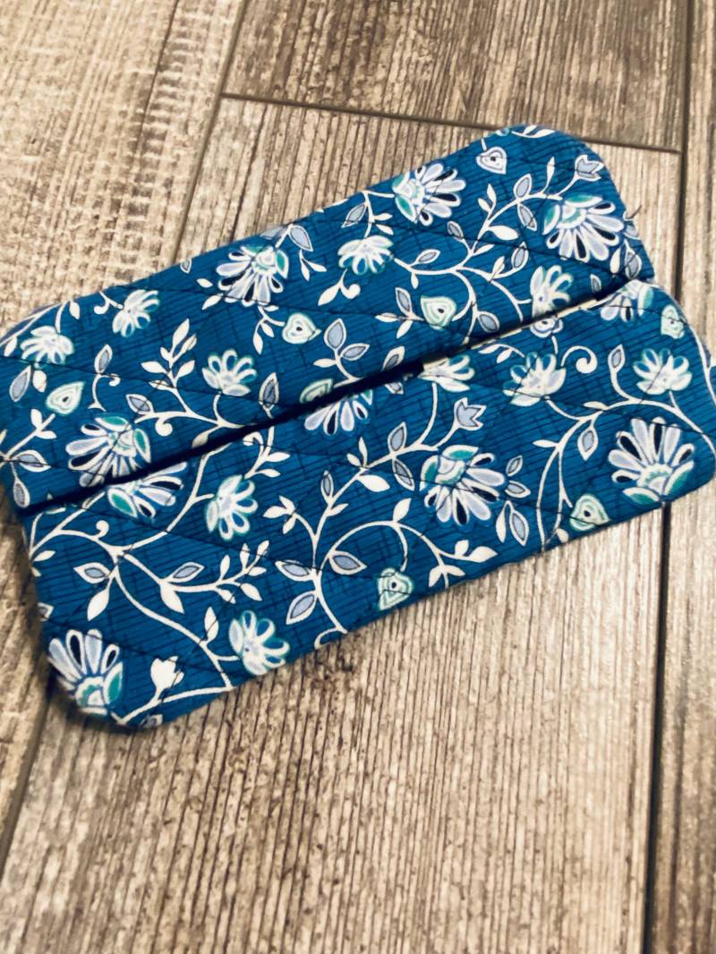Taschentüchertasche - Blaue Und Grüne Blumen Auf Stahlblau von PathfinderGifts