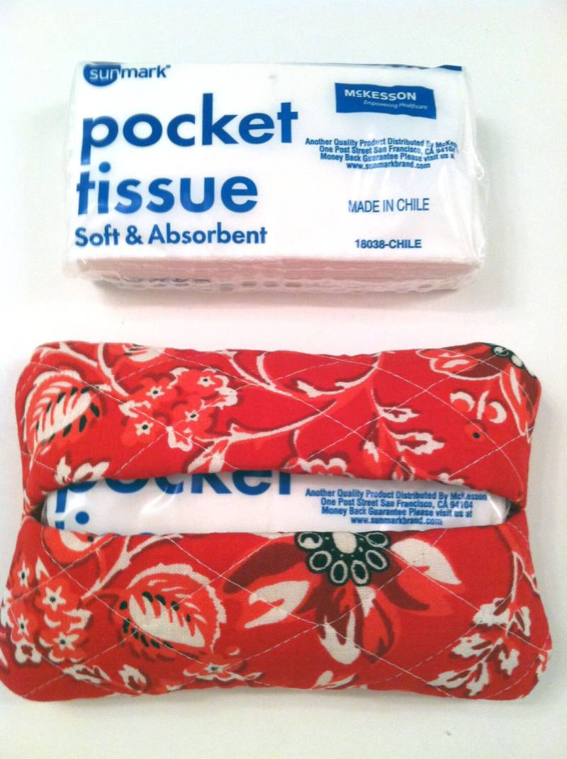 Taschentüchertasche - Rot, Weiß Und Schwarz Blumen Auf Rot von PathfinderGifts