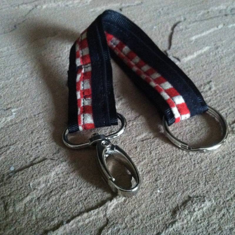 stoff-Schlüsselanhänger - Schwarz Und Rot Schachbrett Mit Schwenkbaren Verschluss von PathfinderGifts