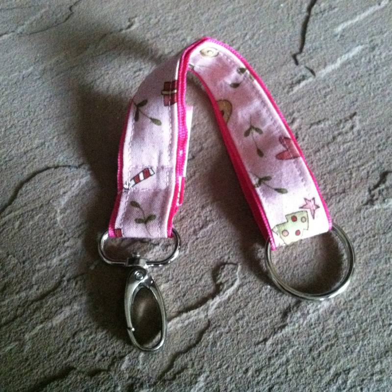 stoff-Schlüsselanhänger - Winter-Wunder Auf Rosa Mit Schwenkbaren Verschluss von PathfinderGifts