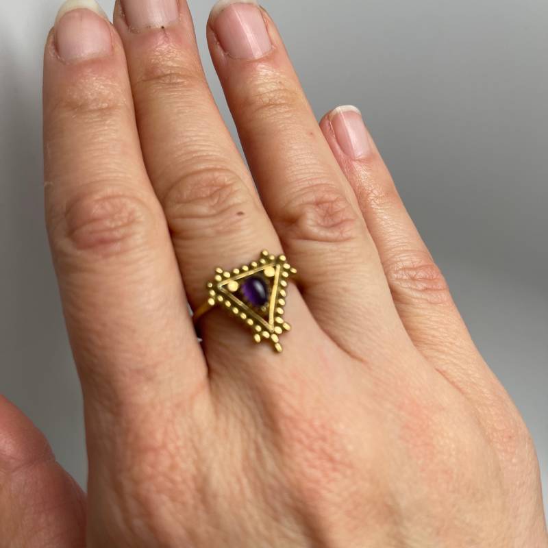 Amethyst Pyramide Messing Ring Gr. 29 von PathikaTribeShop