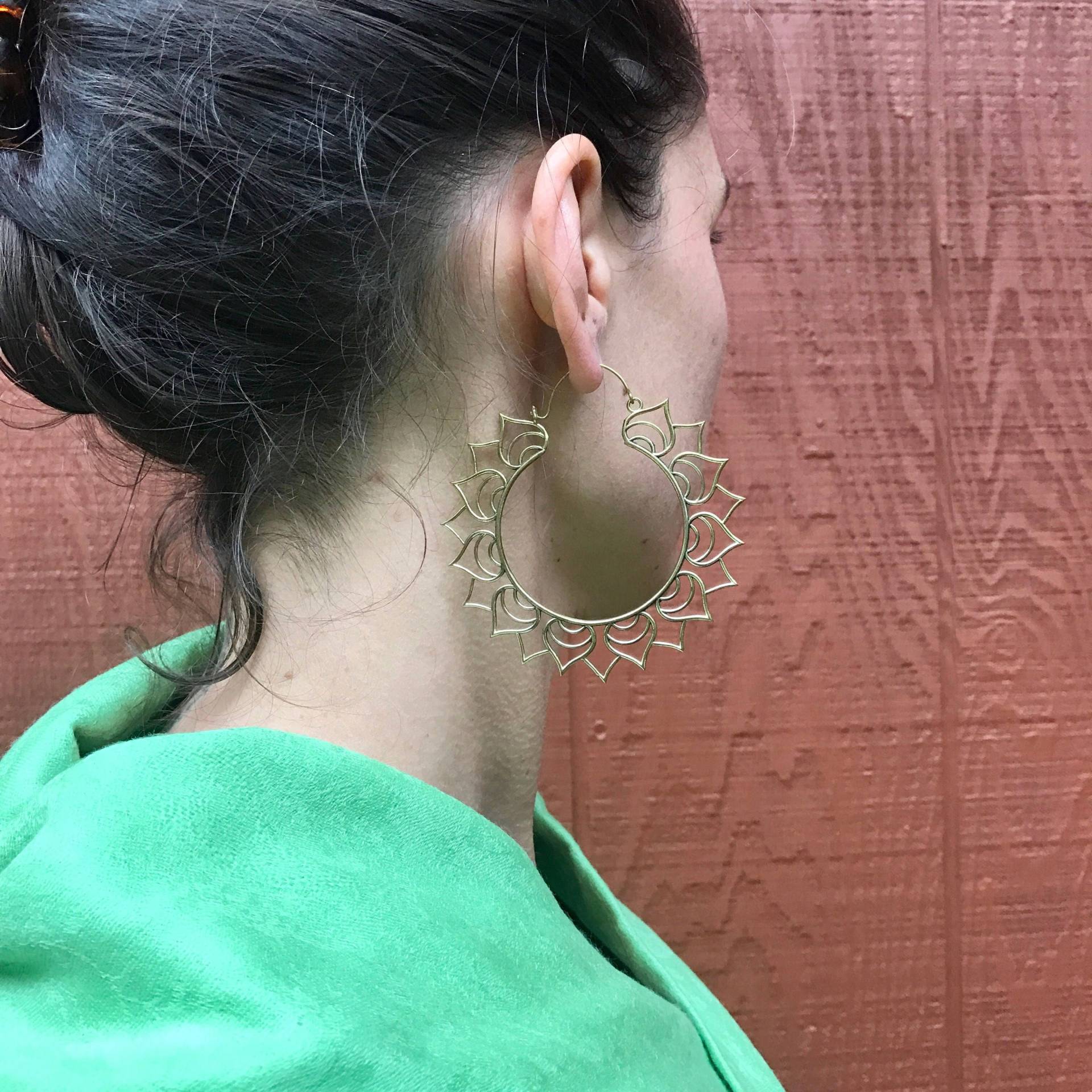 Lotus Flower Göttin Große Haken Creolen von PathikaTribeShop