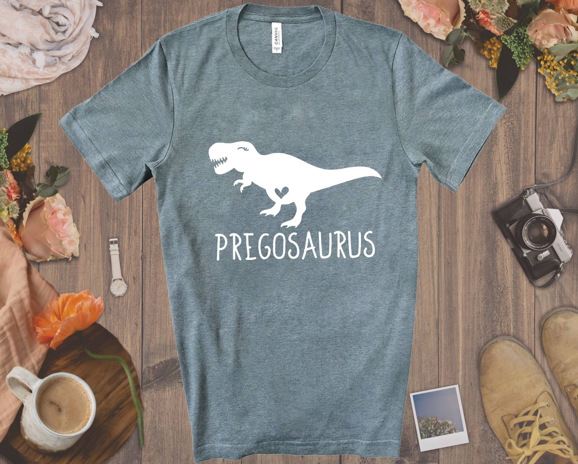 Pregosaurus Unisex T-Shirt - Dinosaurier Baby Shower, Lustiges Umstands T-Shirt, Schwangerschaft Ankündigung, Gender Reveal Shirt Pregosaurus Unisex T-Shirt - Dinosaurier Baby Shower, Lustiges Umstands T-Shirt, Schwangerschaft Ankündigung, Gender Reveal Shirt von PatientPandaTees