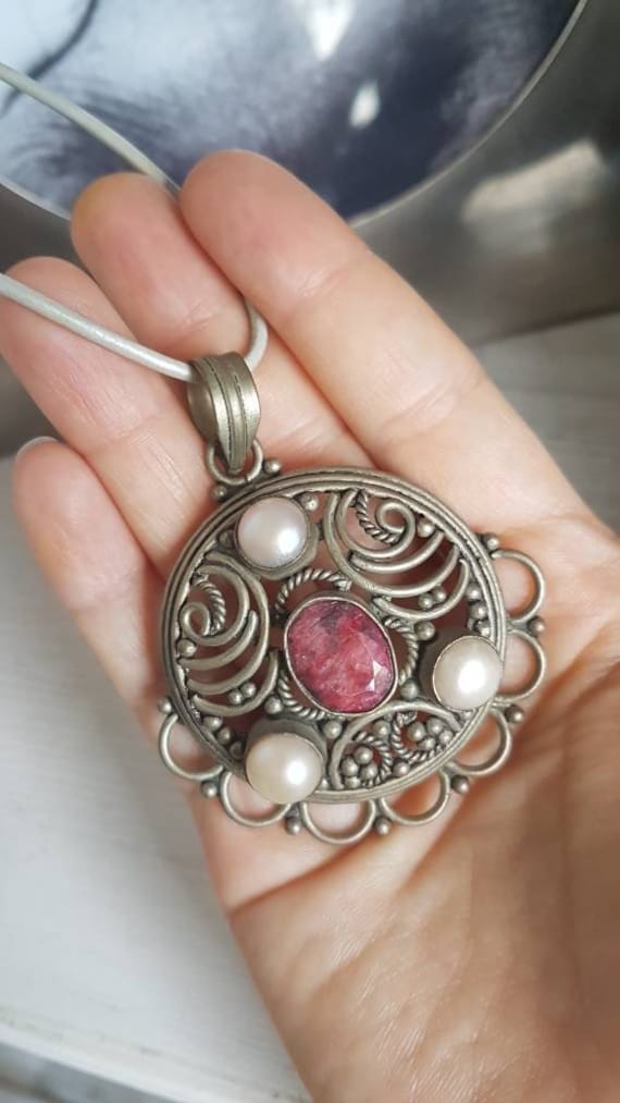 Großer, Wunderschöner Boho Kettenanhänger Mit Perlen Und Edelstein von PatinaLivingDE