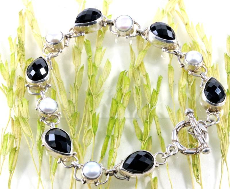 Silver Bracelet With Pearls & Onyx Silver Bracelet With Pearls & Onyx von Patmoo