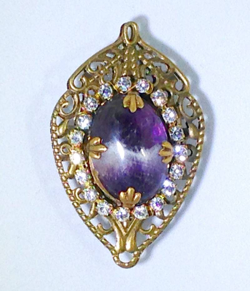 Handgefertigte Filigrane Amethyst Brosche Mit Straßsteinen von PatriciaBoweDesigns