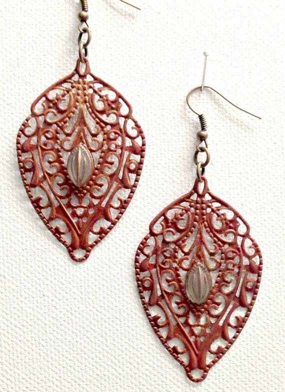 Boho Filigrane Ohrringe, Bronze Spitze, Dunkel Rot Teardrop von PatriciaBoweDesigns