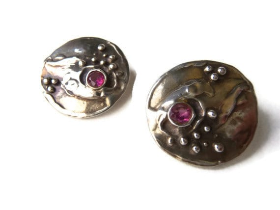 Handgemachte 1970Er Jahre Ohrringe Signiert Sterling Gravierte Davis Rubin Steine von PatriciaCohn