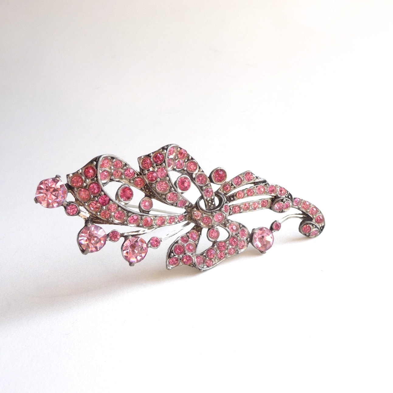 Vintage Facettierte Brosche Rosa Strasssteine 1950Er Jahre Metall von PatriciaCohn