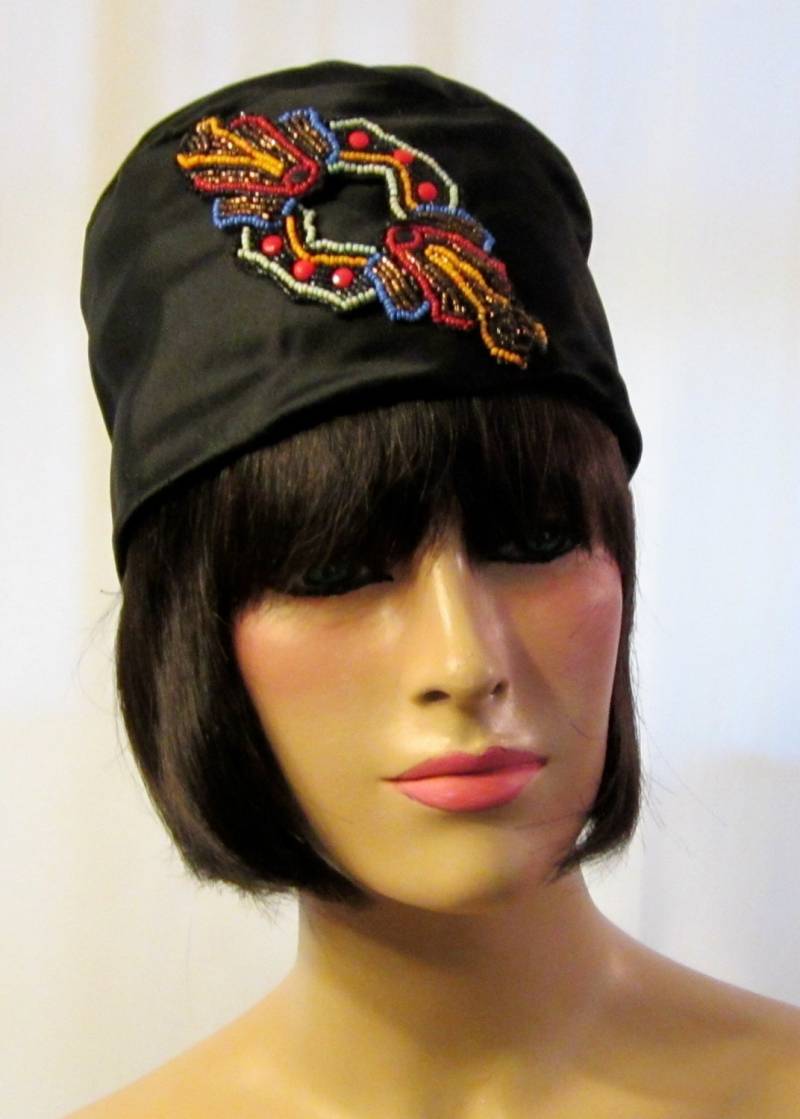 1920Er Jahre Custom-Made Schwarzer Seiden Hut/Toque Mit Perlen Verzierungen von PatriciaJon