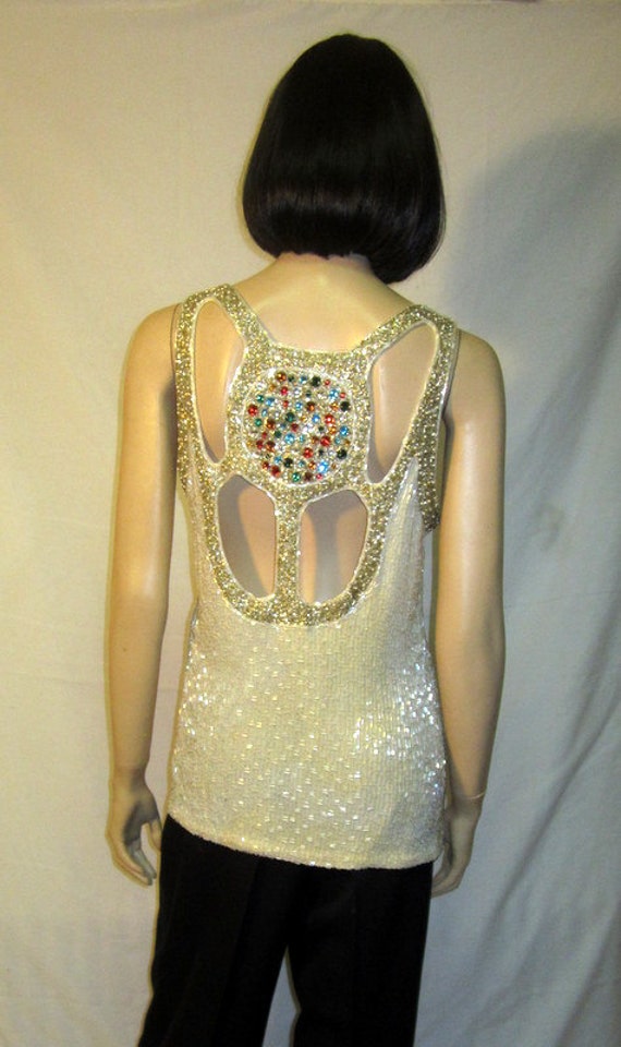 1980Er Jahre Weiße Perlen Bluse/Top Mit Juwelen Zurück Medaillon Und Cut-Out von PatriciaJon