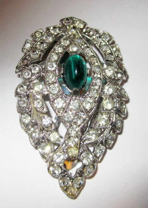 Art Deco Kleiderclip Mit Einem Smaragdfarbenen Cabochonstein von PatriciaJon