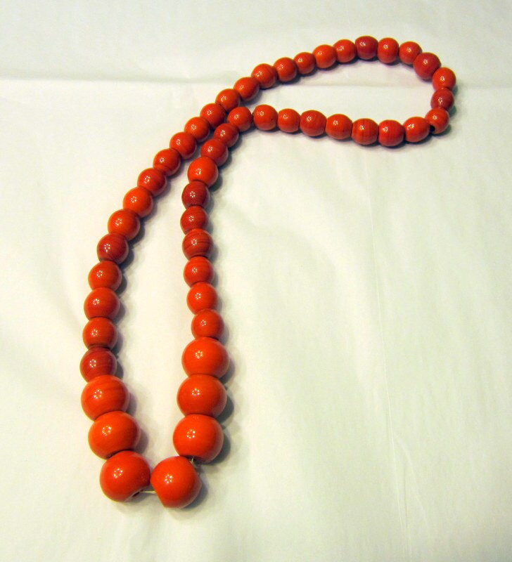 Beeindruckende Opak Rot Gegossene Und Geschliffene Glasperlenkette von PatriciaJon