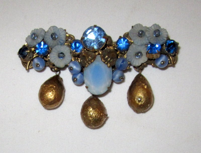 Brosche - Pate De Verre Florets Und Kristall Brosche, Unsigniert, Mit Birnenförmigen Baumeln Perlen von PatriciaJon