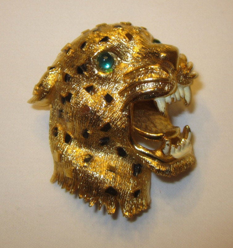 Heftige Leopard Dreidimensionale Brosche Mit Emaille Arbeit Und Grünen Stein Augen von PatriciaJon