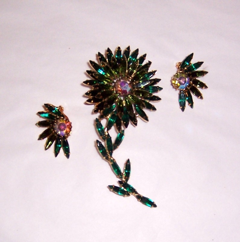 Mehrfarbige Grüne Blumen-Brosche Mit Passenden Ohrringen von PatriciaJon