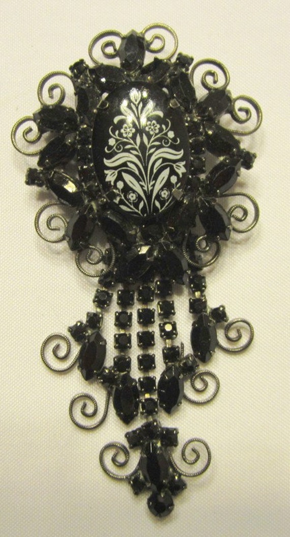 Schwarzer Strass Und Emaillierte Baumelnde Brosche Auf Schwarzem Japanned Metal von PatriciaJon