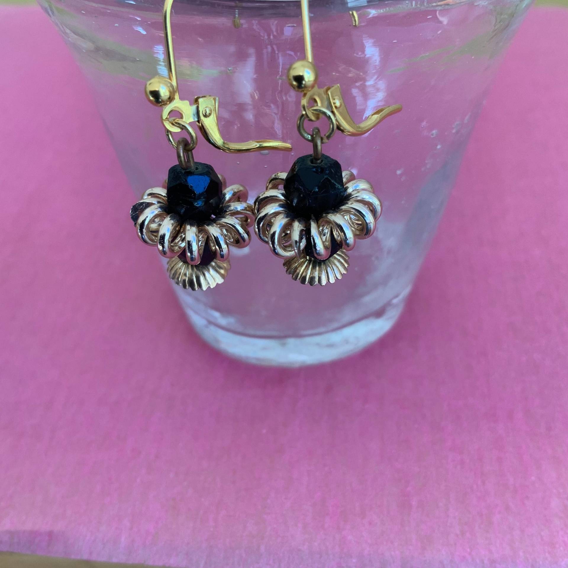 Schwarze Und Goldene Ohrringe 1950 Schwarze Und Goldene Ohrringe 1950 von PatriciaLouvradoux