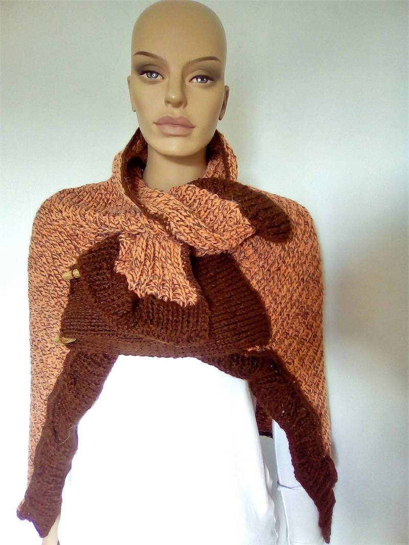Braune Gestrickte Stola, Warmer Umhang, Holz Knöpfe, Damen Mode Schal, Original Hals Und Rückenwärmer, Geschenk Für Sie, Rüschen von PatriciaMatiasShop