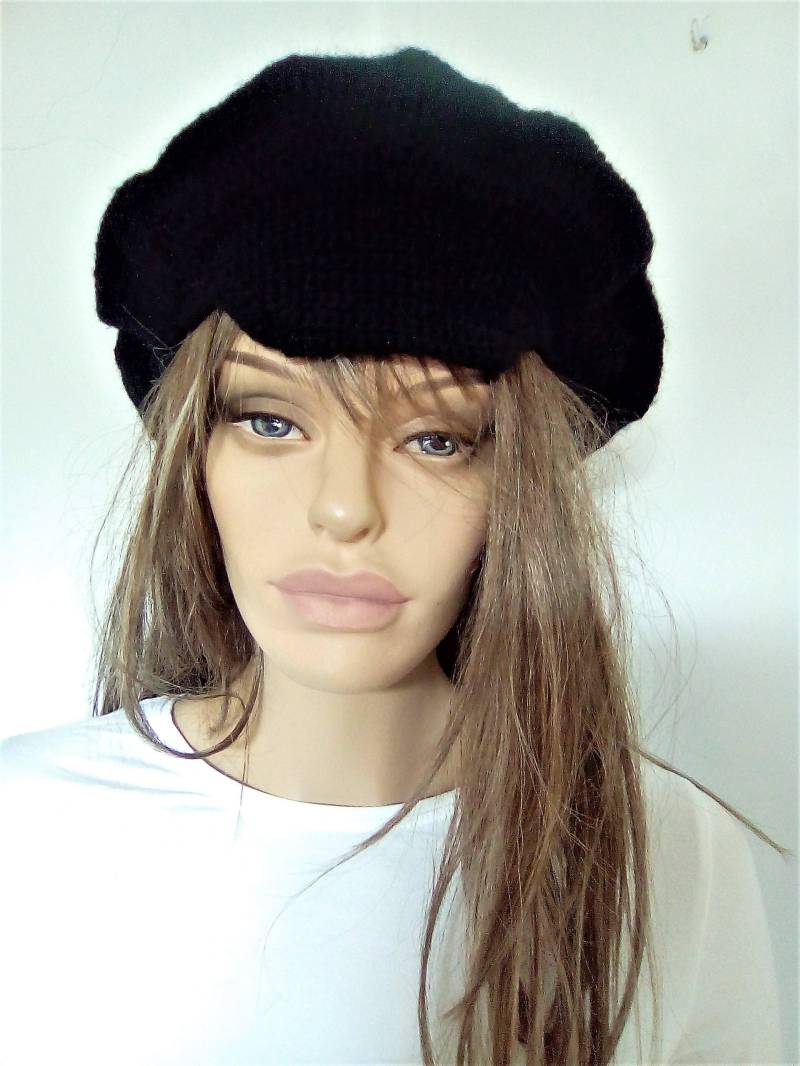 Schwarze Gehäkelte Mütze, Geschenk Für Sie, Runde Beanie Mit Kappe, Frauen Handgemacht, Boho Rastafari Stil, Elegantes Kopfmode-Accessoire von PatriciaMatiasShop