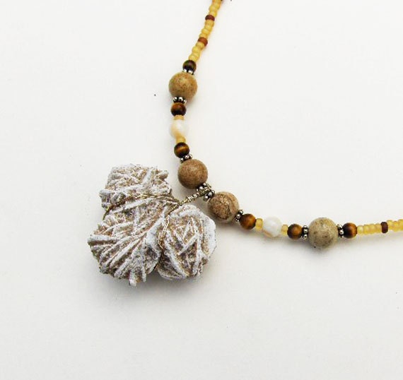 Wüste Rose Selenit Kristallen Mit Tigerauge, Jaspis Und Perlmutt Halskette | Ohrringe von PatricianCrystals