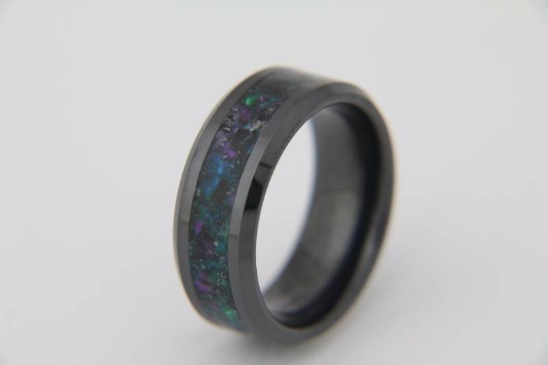 Keramik Galaxie Glow Ring Mit Malachit Und Amethyst, Herren Verlobungsring, Schwarzer Ehering, in The Dark Ring, Ehering von PatrickAdairDesigns
