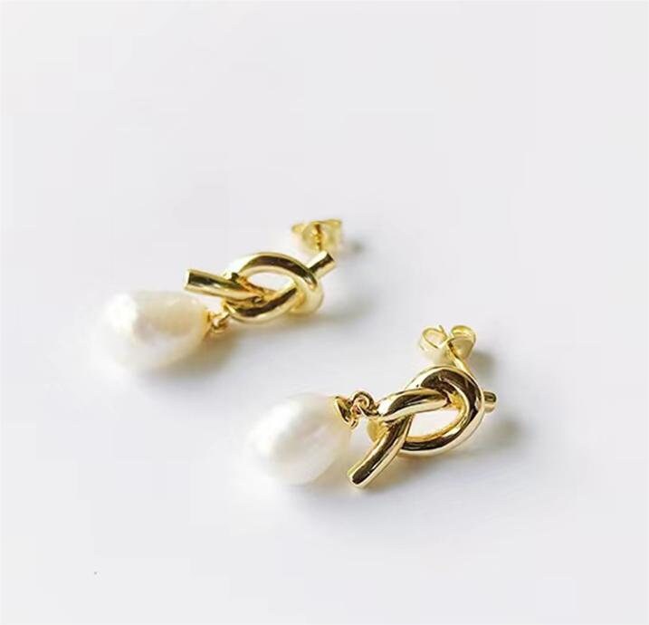 French Elegance Earrings Vintage Pearl Gold Plated Knotted Stud von PatrickMoveIns