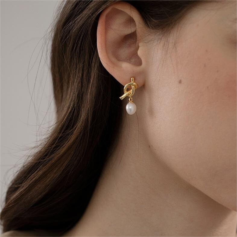 Vintage Pearl Gold Plated Knotted Stud French Elegance Earrings von PatrickMoveIns