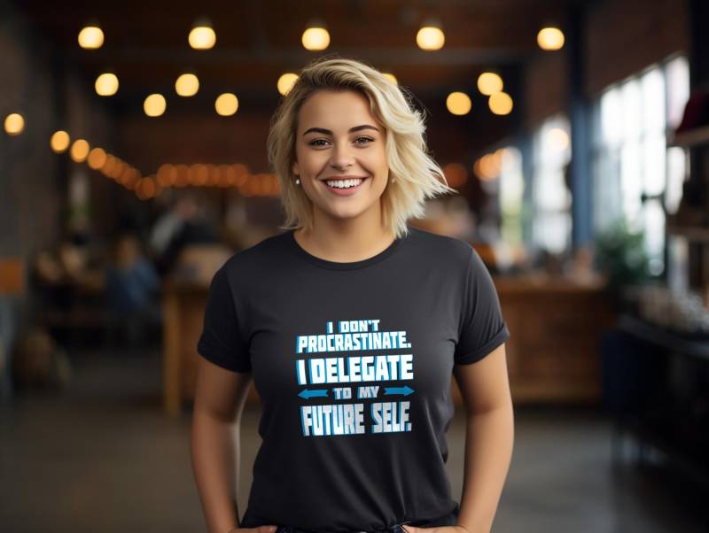 Lustiges Prokrastinations-Shirt - "Delegate To Future Self" Perfektes Geschenk Für Witzige Freunde Und Kollegen Unisex von PatrickSchroederArt