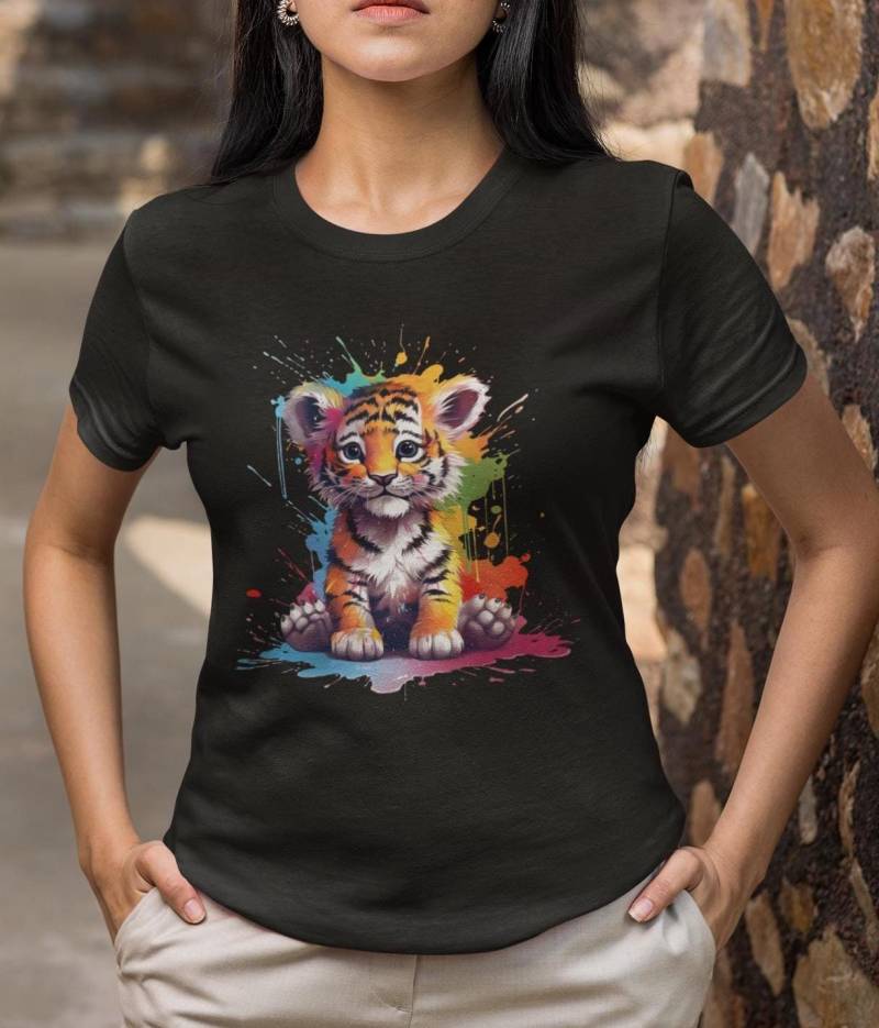 Tiger T-Shirt "Baby Mit Farbspritzern" - Unisex Shirt Tier Design Animal Print Frühling Und Sommer Mode Für Katzenfans von PatrickSchroederArt