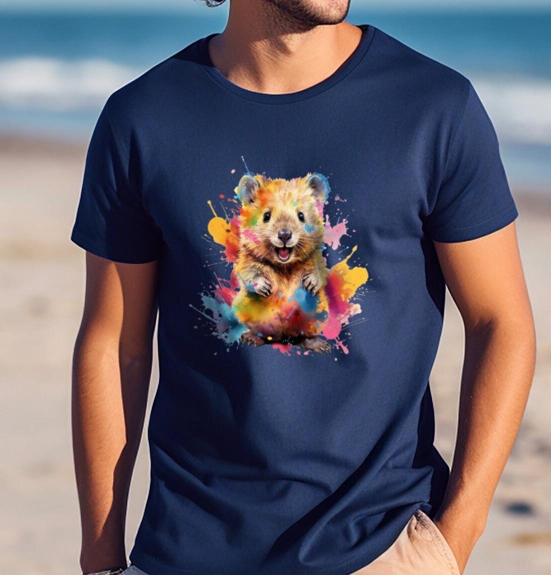 Unisex Shirt "Quokka Mit Farbklecksen" - T-Shirt Für Frau & Mann Buntes Tier Design Ideal Frühling Und Sommer Schöne Geschenkidee von PatrickSchroederArt