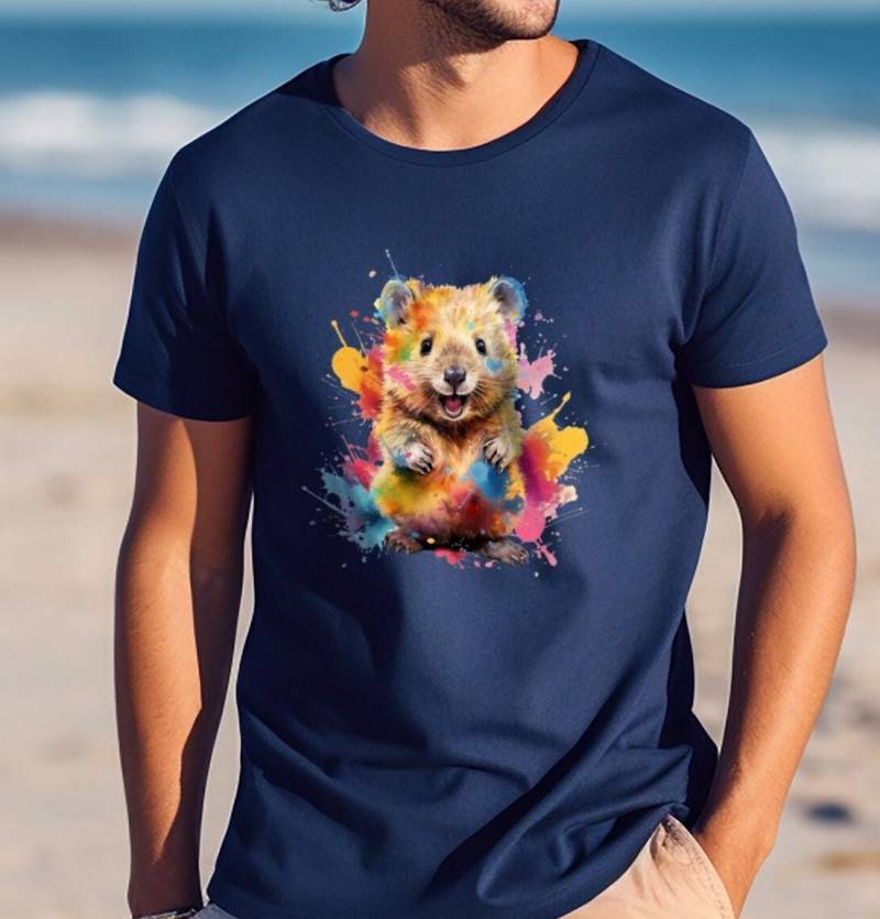 Unisex Shirt "Quokka Mit Farbklecksen" - T-Shirt Für Frau & Mann Buntes Tier Design Ideal Frühling Und Sommer Schöne Geschenkidee von PatrickSchroederArt