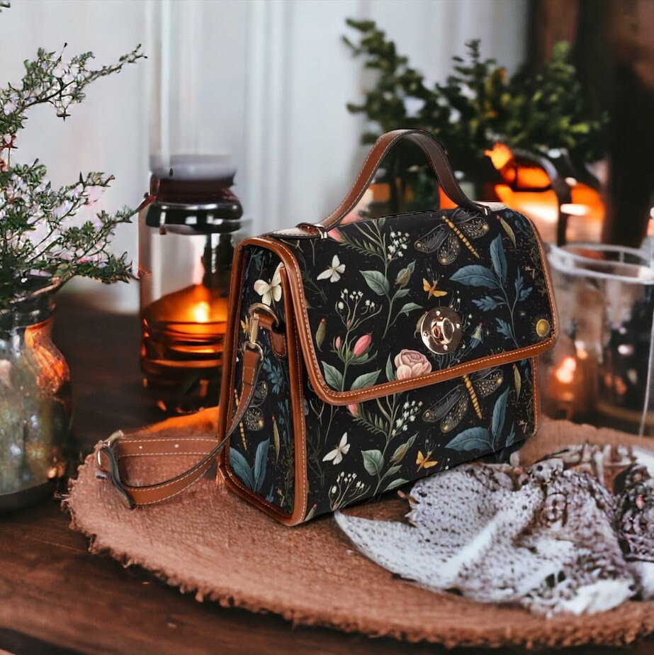 Whimsigoth Tasche Dunkel Cottagecore Hexe Canvas Umhängetasche Witchy Bag Niedliche Wildblumen Motte Crossed Body Geldbörse Goblincore Boho Wald Whimsigoth Tasche Dunkel Cottagecore Hexe Canvas Umhängetasche Witchy Bag Niedliche Wildblumen Motte Crossed Body Geldbörse Goblincore Boho Wald von Patrineco