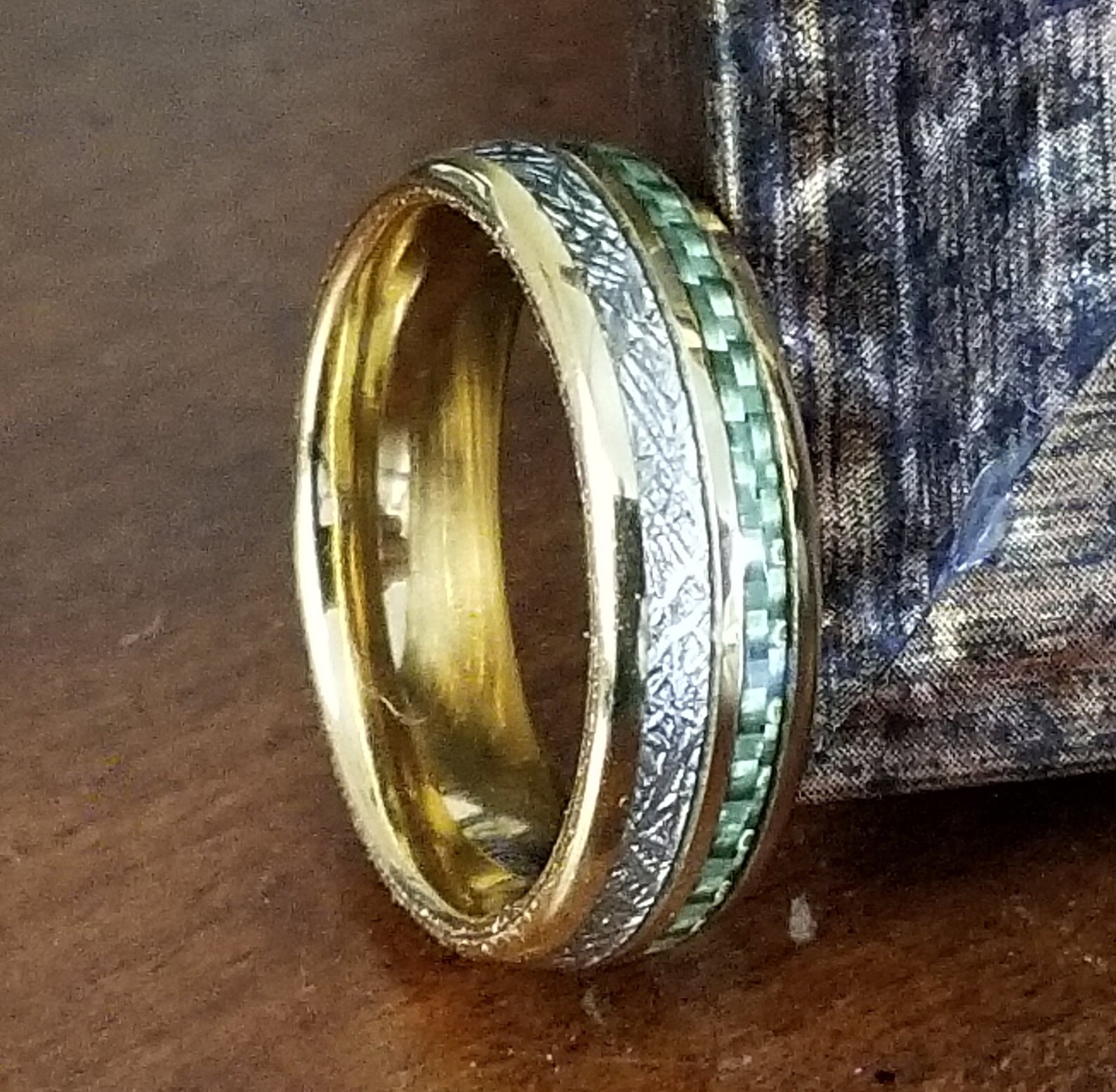 7 Mm 24K Gold Wolfram Meteorit Kuppel Stil & Irish Green Carbon Fiber Inlay | Valentinstag, Verlobung, Jahrestag, Hochzeit von PatriotCoinRing