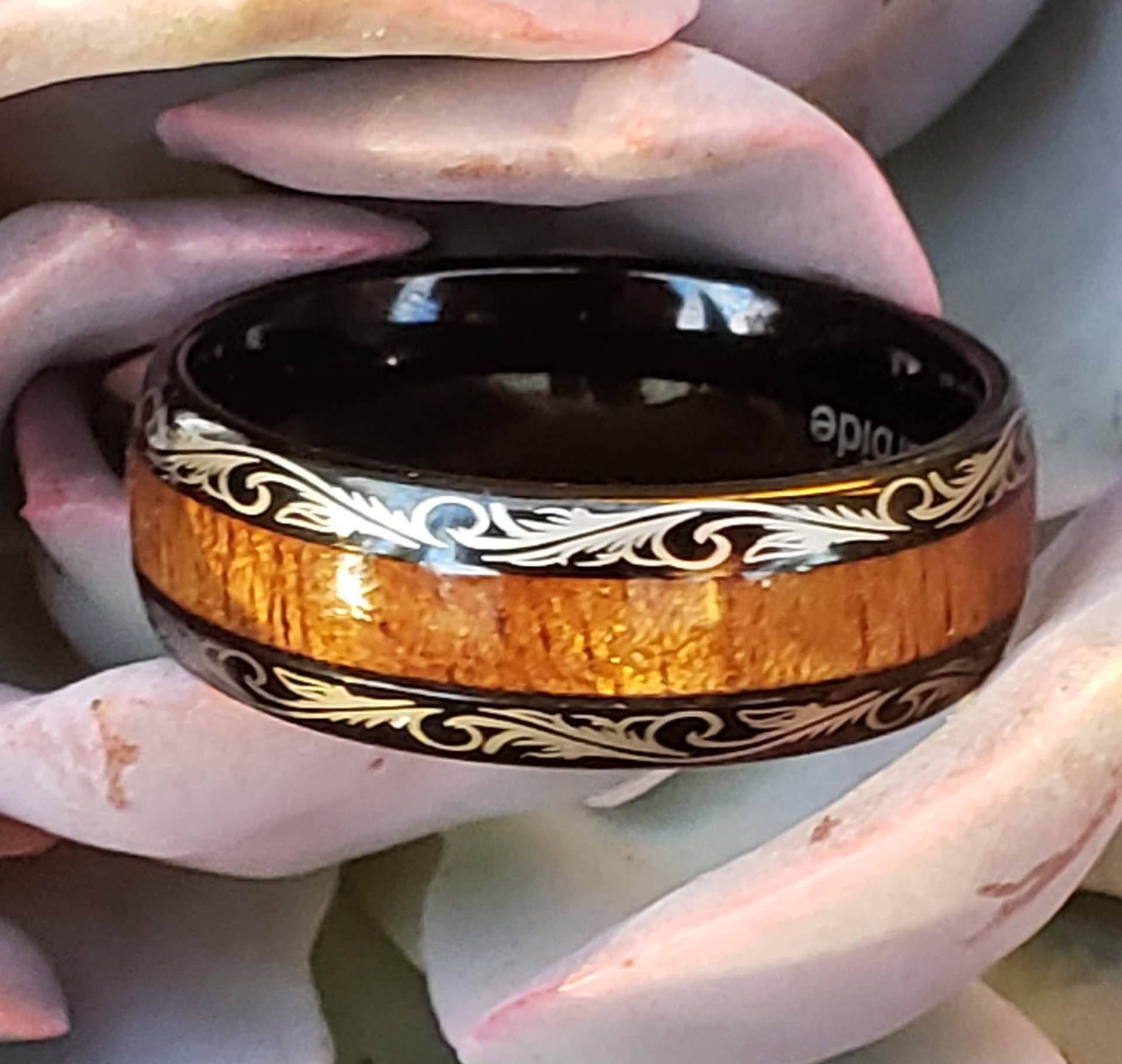 8 Mm Ring Aus Koa Holz Und Wolframcarbid | Schwarz W/Holzkuppel Inlay & Innerer Hochzeitband Comfort Fit von PatriotCoinRing