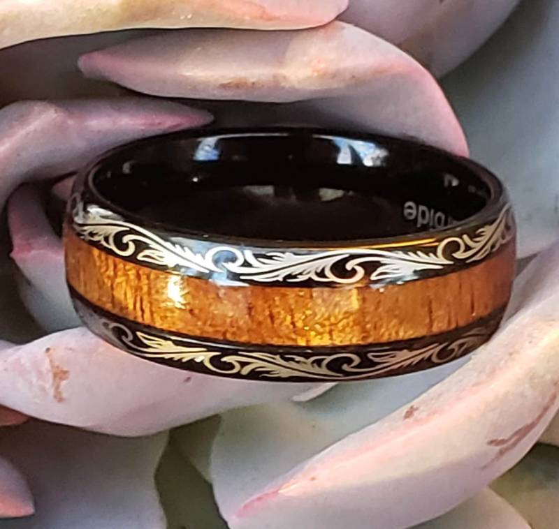 8 Mm Ring Aus Koa Holz Und Wolframcarbid | Schwarz W/Holzkuppel Inlay & Innerer Hochzeitband Comfort Fit von PatriotCoinRing