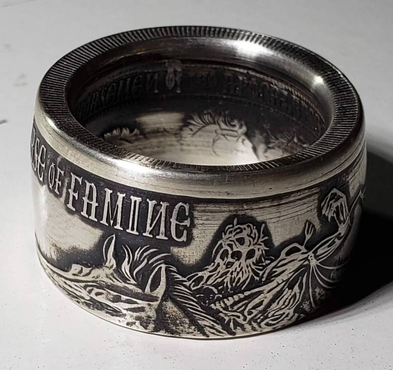 Limited Edition "Schwarzes Pferd Der Hungersnot" Aus Vier Reiter Apokalypse - Serie 999 Silber Münzring | 1 Unze Silber" von PatriotCoinRing